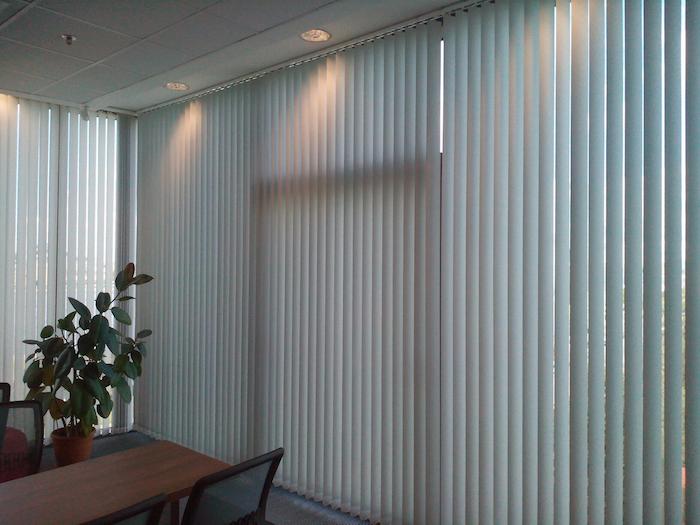 Фото вертикальных тканевых жалюзи в офисе