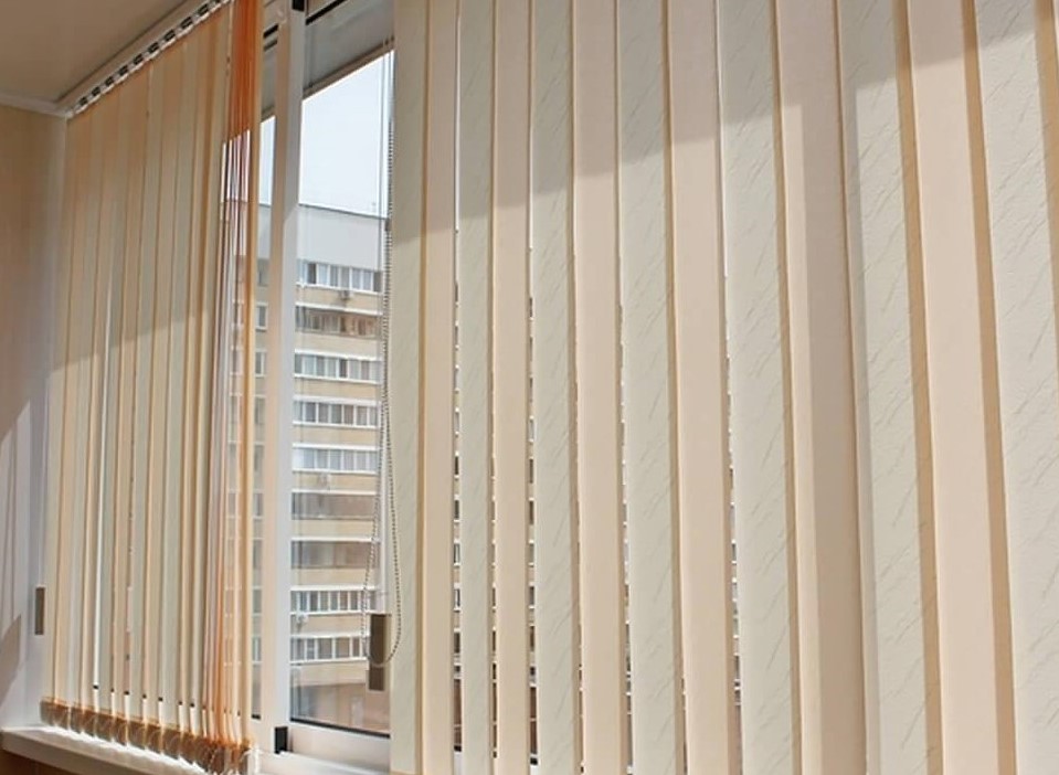 Фото вертикальных жалюзи из ткани на балконе