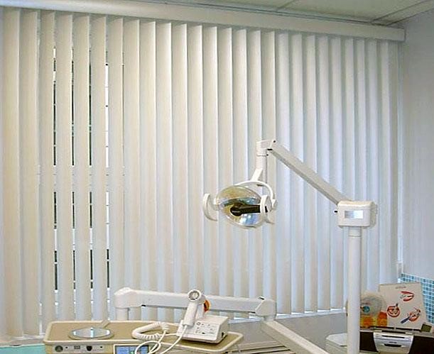 Фото вертикальных пластиковых жалюзи в медицинском кабинете